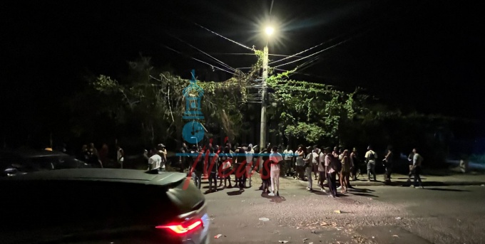 Several persons quickly gathered at the scene of the crash site. (OH News Photo)