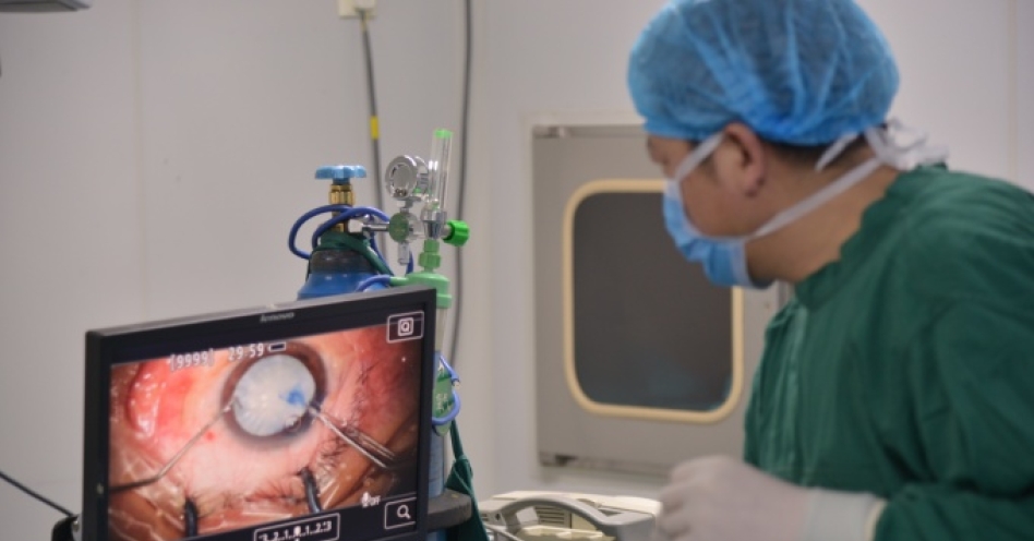US surgeon pioneers new era in cataract surgery with trifocal lens implant