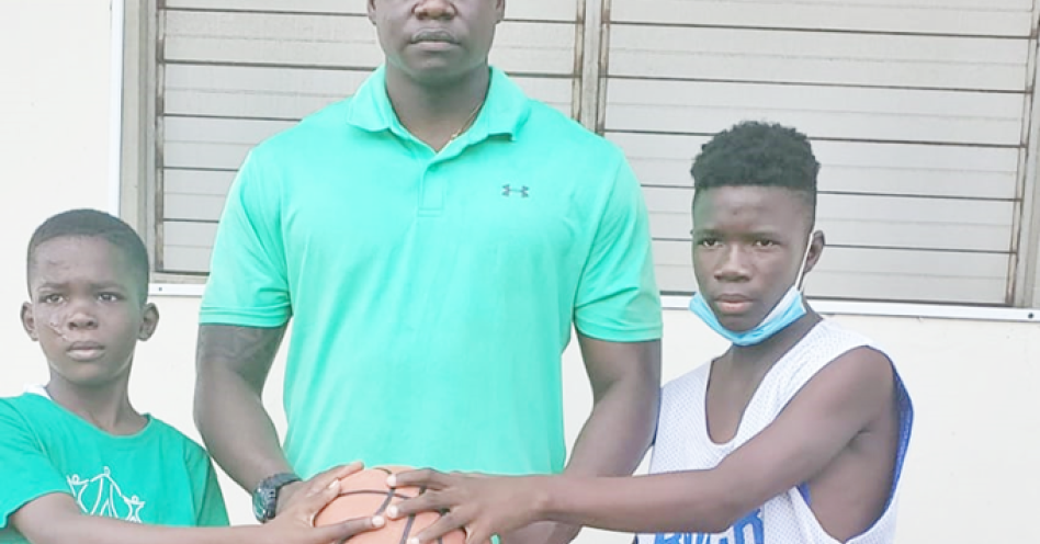 Former Old Harbour High School past student Earl Mowatt (centre). (Contributed Photo)