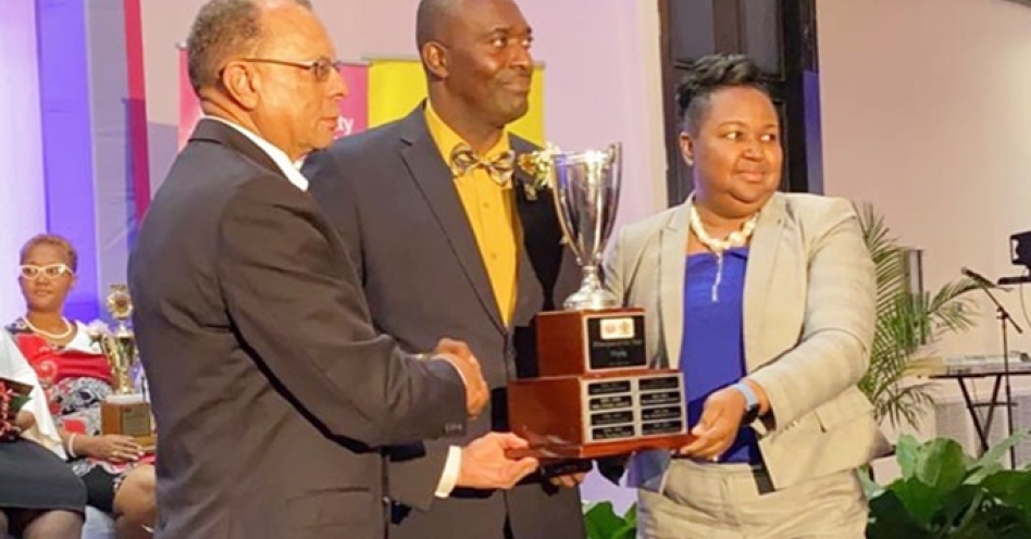 Lynton Weir (centre) is the 2019/20 Lasco Principal of the Year. (Image credit: facebook.com/peterbuntingmp)