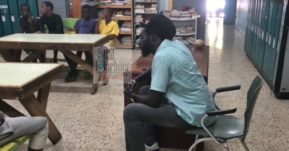 Buju Banton paid a courtesy visit to the Sunbeam Boys Home recently.